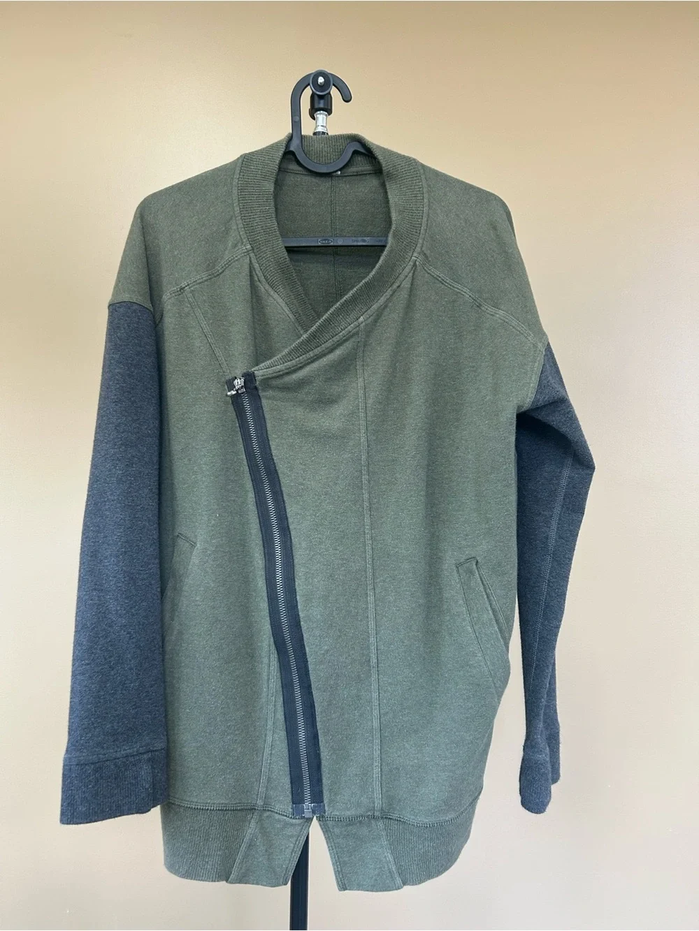 Lululemon Asymmetric Zip Sweatshirt with Charcoal Sleeves (size 4)